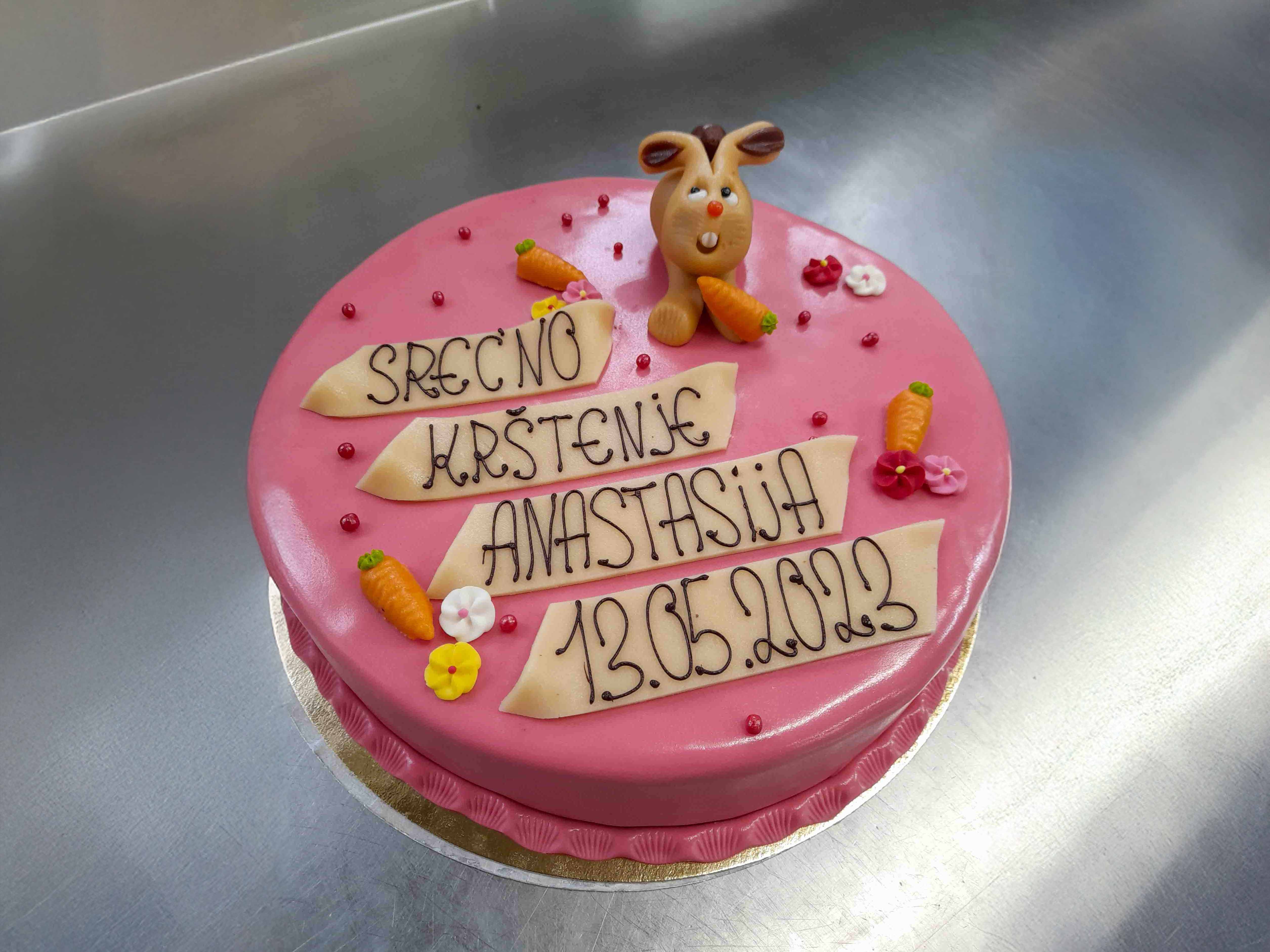 Rosa Geburtstagstorte mit Marzipan-Hase