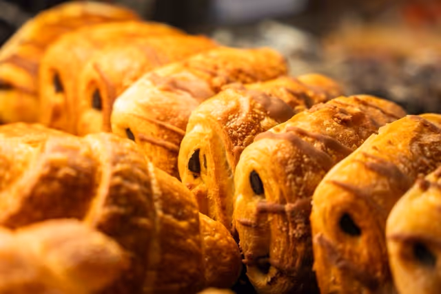 Schoko-Croissants in der Auslage